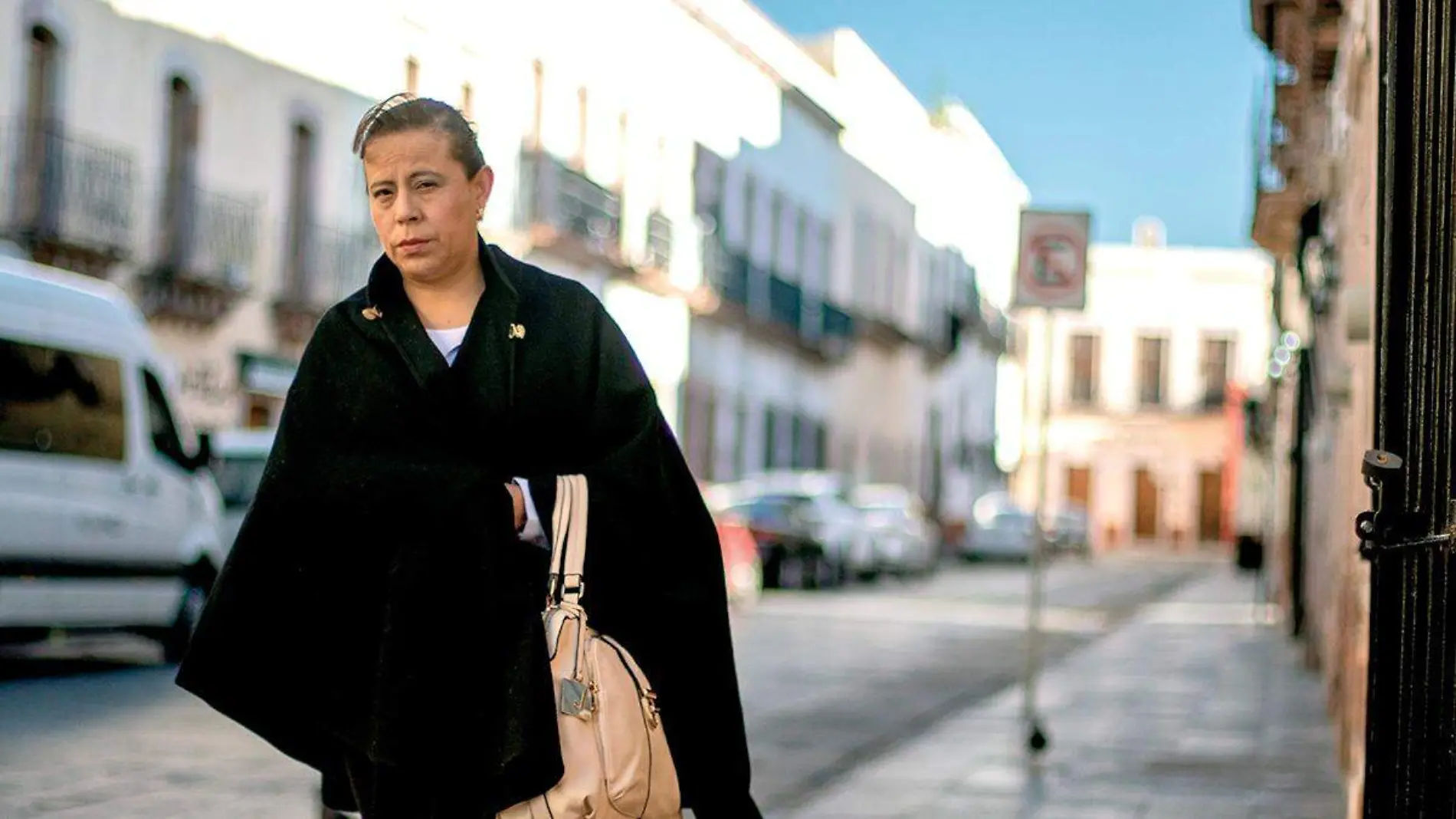 Mujer con ropa abrigadora caminando en el centro de Zacatecas